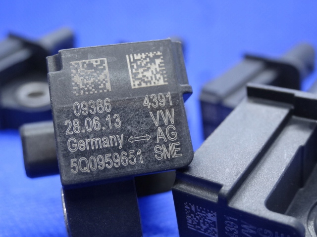 SNÍMAČ PREDNÉHO NÁRAZU 5Q0959651 AUDI VW