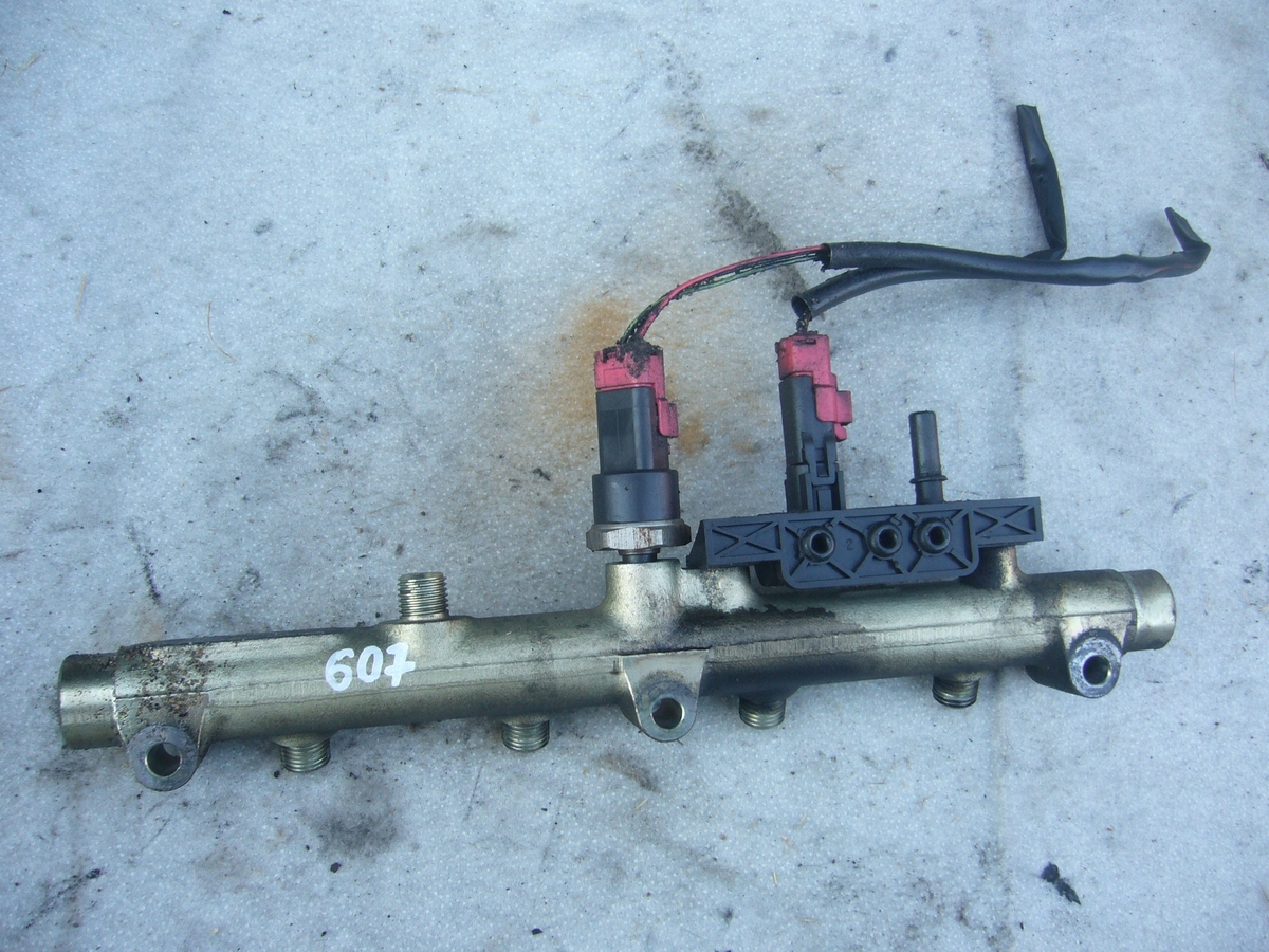 Vstrekovacia lišta Peugeot 607 2.0 HDI