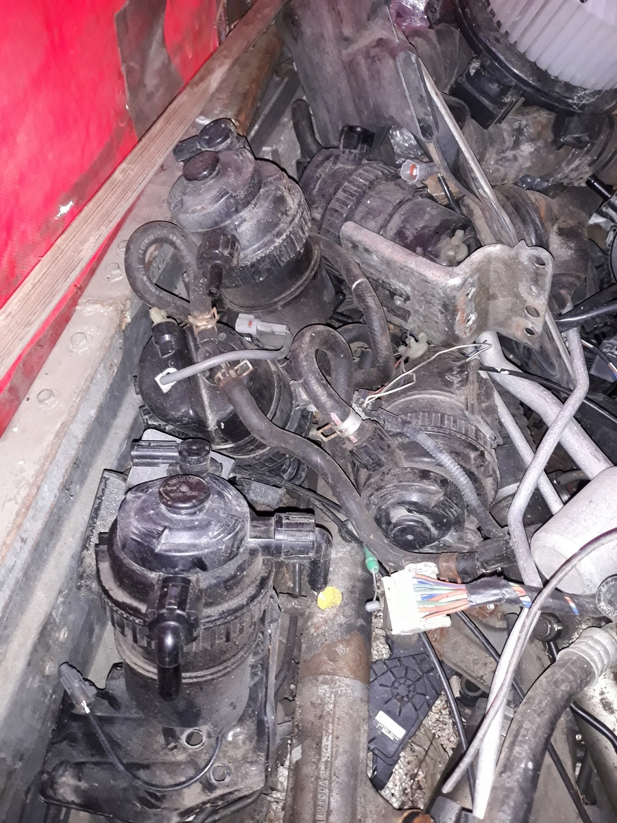 TOYOTA HILUX SKRINKA PALIVOVEHO FILTRA 06-16 2,5 3.0