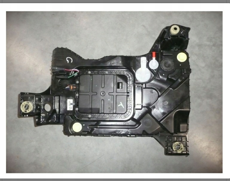 NÁDRŽ NA MORU ADBLUE PEUGEOT 3008 9825645580